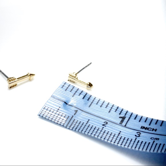 New without tags! Gold arrow stud earrings - Picture 2 of 3
